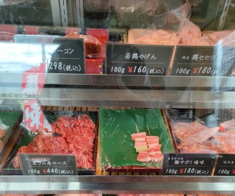 ショーケースに並ぶお肉